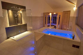Beautiful bathroom in Whitefalls spa lodges